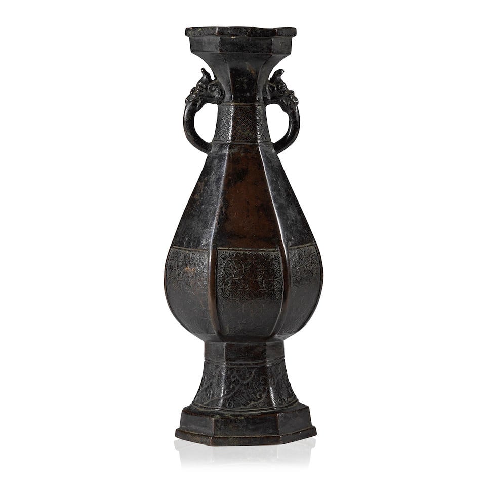 VASE ARCHAÏSANT EN BRONZE Dynastie Yuan (1279-1368) (1 of 2)