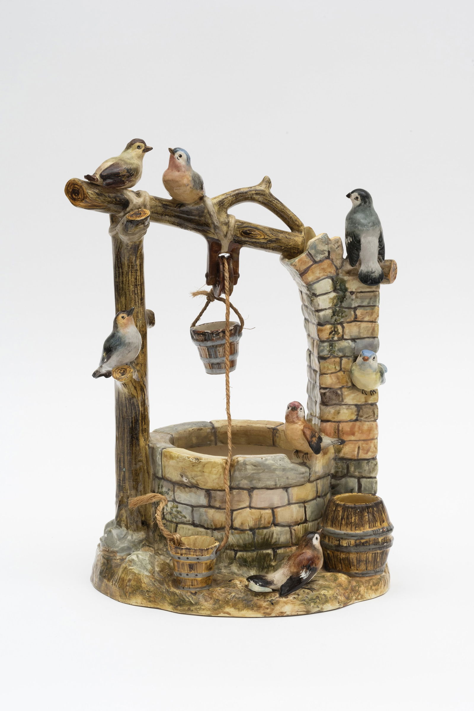 JEROME MASSIER (1850-1926) Puit aux oiseaux en faïence émaillée à décor...: JEROME MASSIER (1850-1926) Puit aux oiseaux en faïence émaillée à décor fixé à la barbotine. Vallauris A décor de sept oiseaux sur un puit. (Manque la chaî