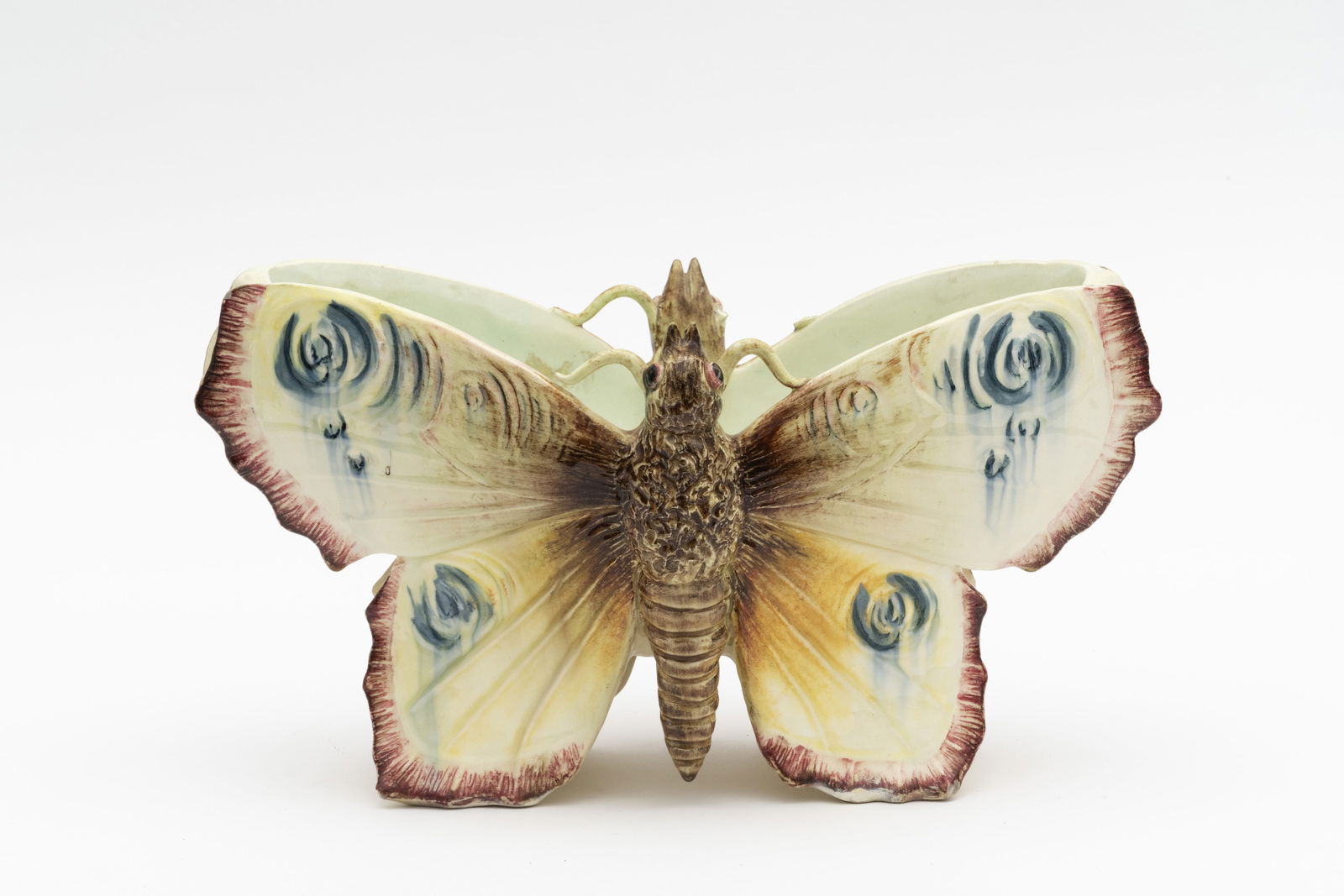 JEROME MASSIER (1850-1926) (attribué à) Jardinière papillon en faïence é...: JEROME MASSIER (1850-1926) (attribué à) Jardinière papillon en faïence émaillée A décor d'un papillon, les ailes déployées. Non signée. Vlinderpot van