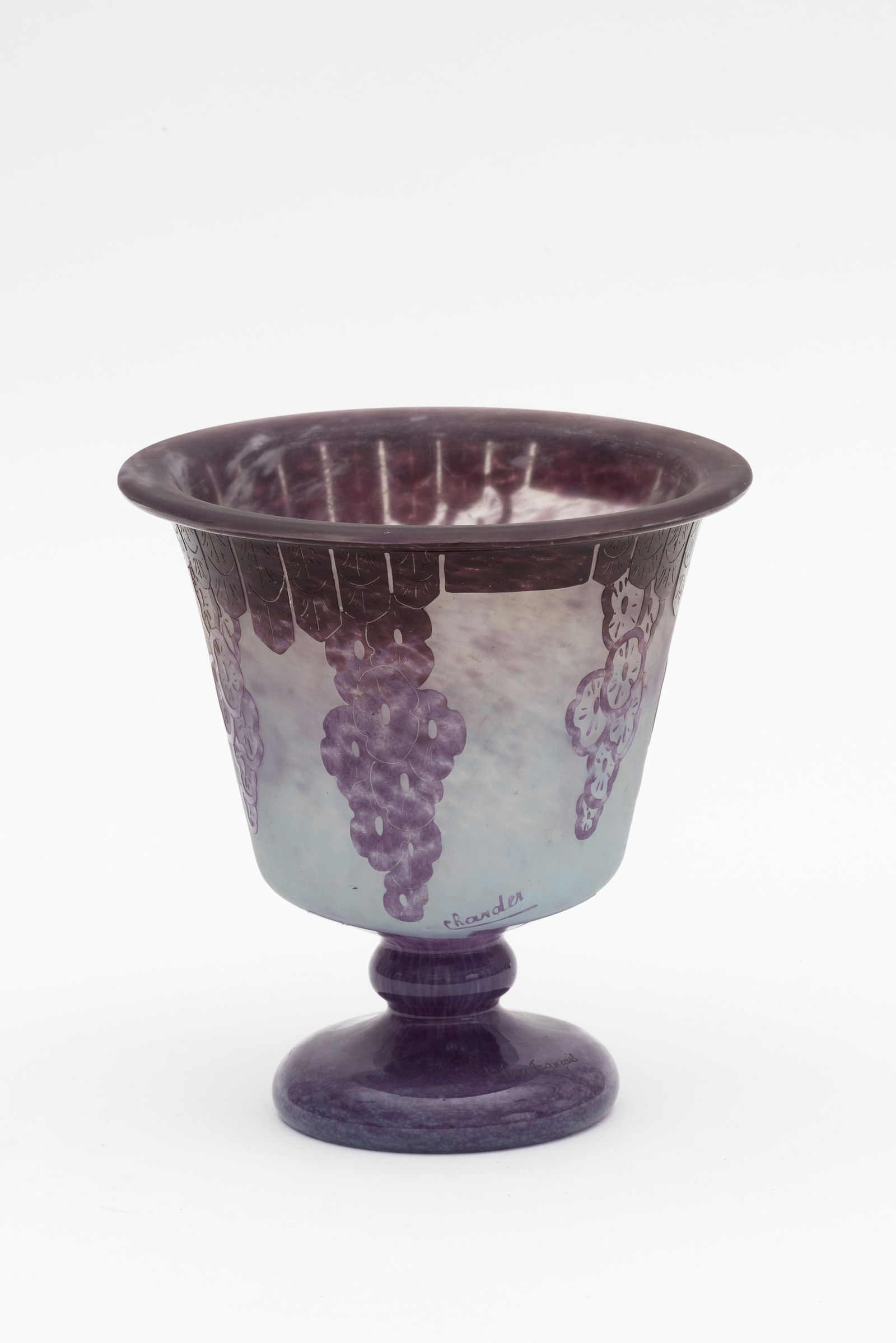 Manufacture SCHNEIDER Coupe du décor Grappes en verre multicouche dégagé à l...: Manufacture SCHNEIDER Coupe du décor Grappes en verre multicouche dégagé à l'acide. Circa 1923-1926 De couleur aubergine. Signé Le Verre Français sur le pied et Charder s
