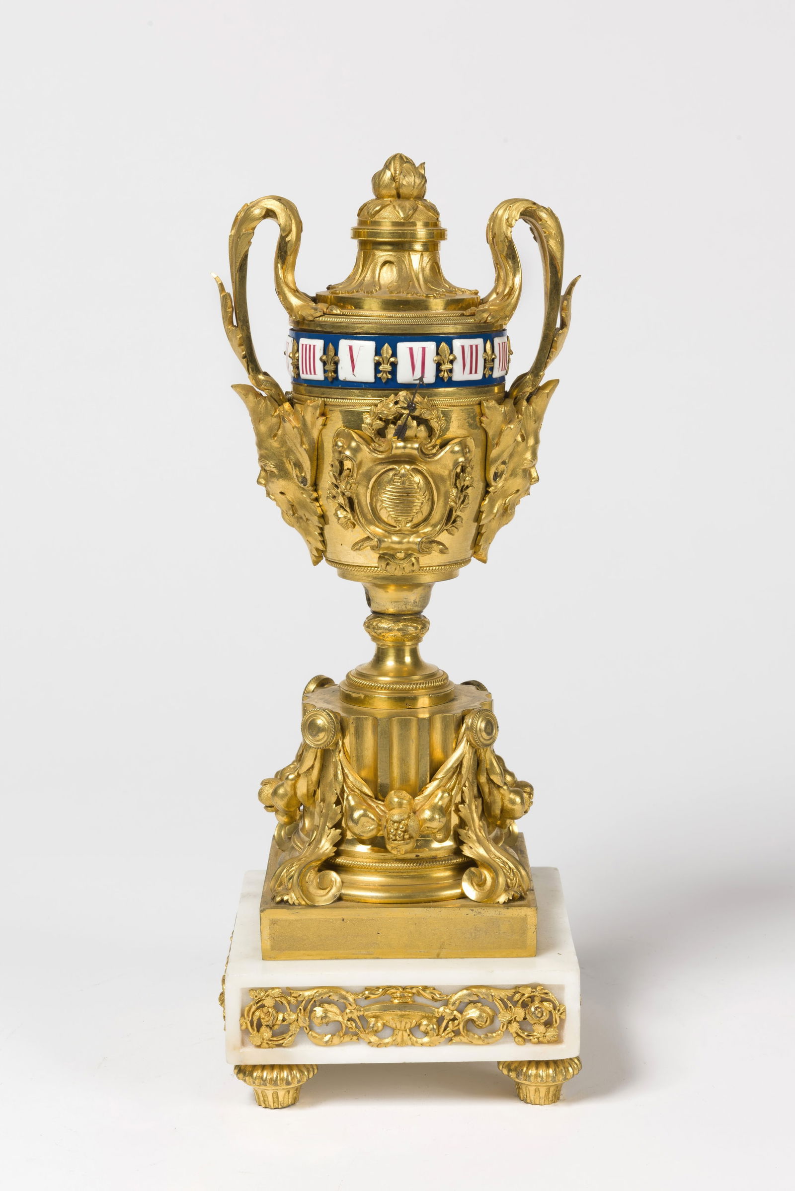 Pendule en bronze doré à cadran tournant. Style Louis XVI, 19e siècle (1 of 1)