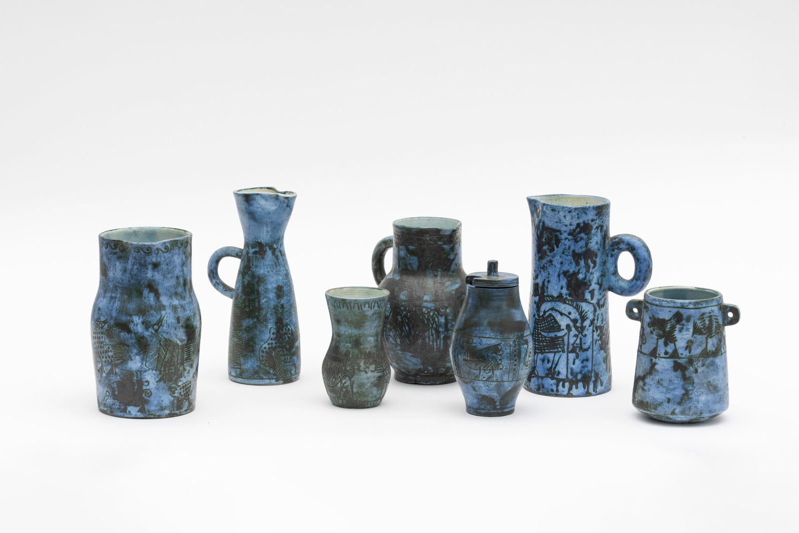 JACQUES BLIN (1920-1995) Ensemble de sept céramiques émaillées, circa 1960: JACQUES BLIN (1920-1995) Ensemble de sept céramiques émaillées, circa 1960 Comprenant quatres pichets, un vase, un pot couvert et un pot à anses. (Egrenures et éclats). Set va