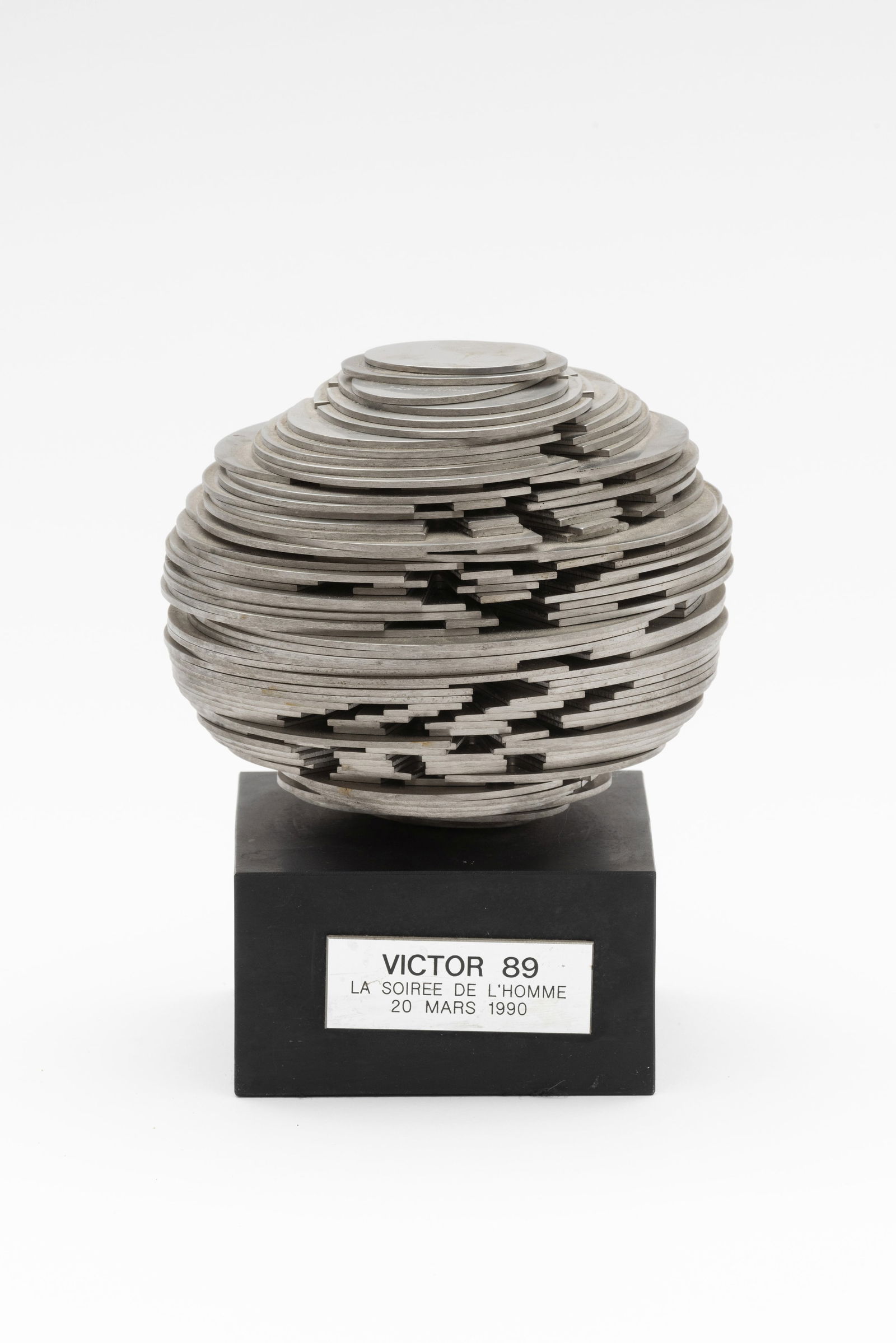 DUSAN DZAMONJA (1928-2009) Multimodel X, 1974: DUSAN DZAMONJA (1928-2009) Multimodel X, 1974 Sculpture en acier inoxydable sur un socle en bois noirci. Signé. Roestvrij stalen sculptuur op een gezwarte houten sokkel. Gesigneerd. Stainles