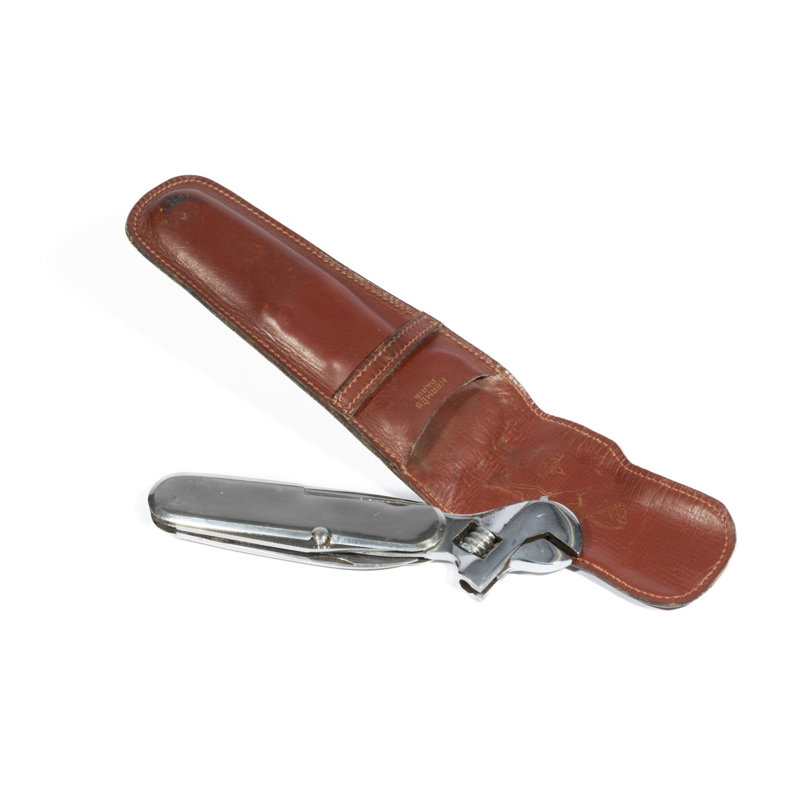 HERMES Paris, cira 1954. Clé 'Driver' dans son étui: HERMES Paris, cira 1954. Clé 'Driver' dans son étui Clé multifonction en métal, étui en box rouge, signé 'Hermès Paris' et marqué à motif d'un cavalier 'Se