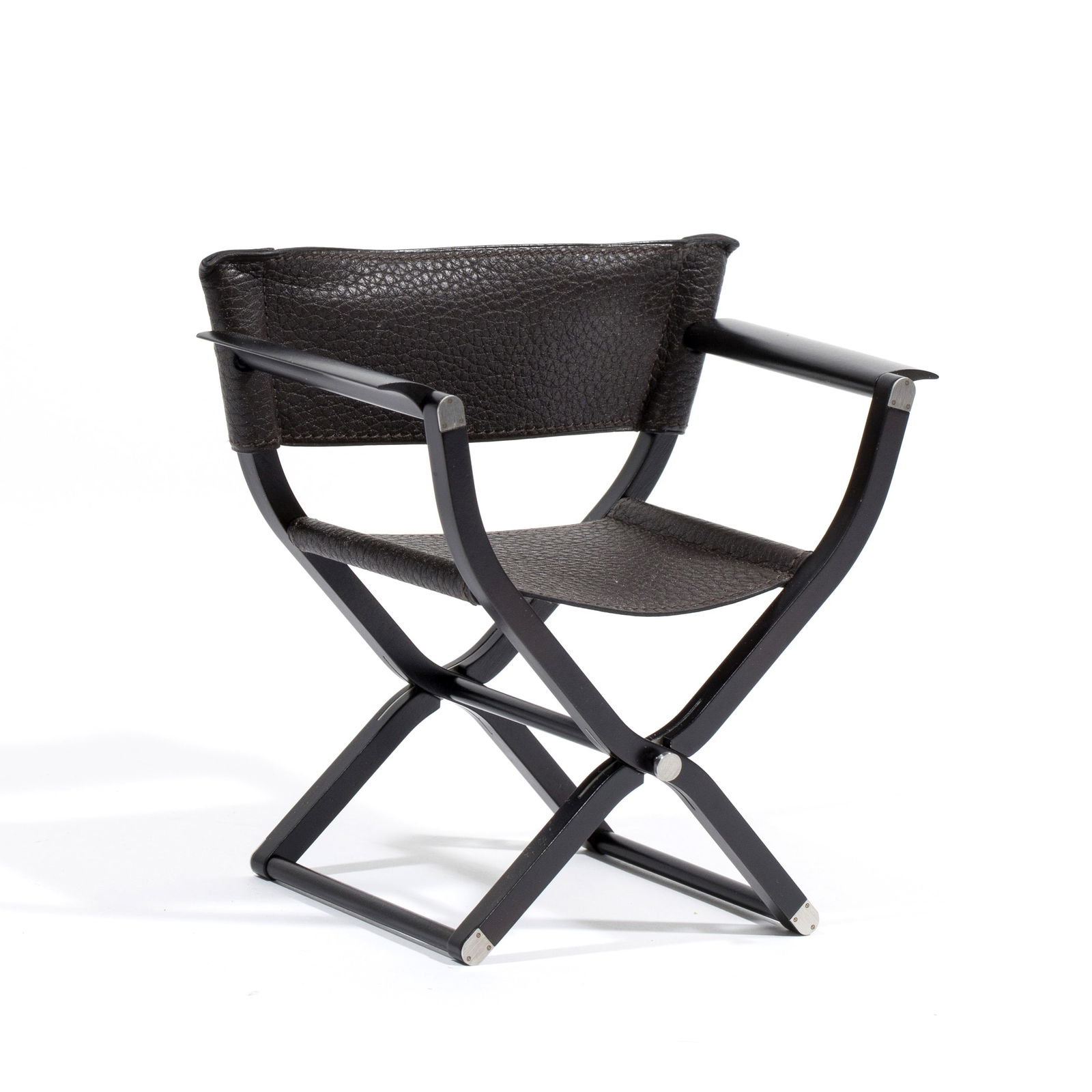 HERMES. Fauteuil pliant 'Pippa' miniature Imaginée par Rena Dumas et Peter Coles: HERMES. Fauteuil pliant 'Pippa' miniature Imaginée par Rena Dumas et Peter Coles Structure en érable noirci, assise et dossier en taurillon Clémence café. Signé sur le bois. B