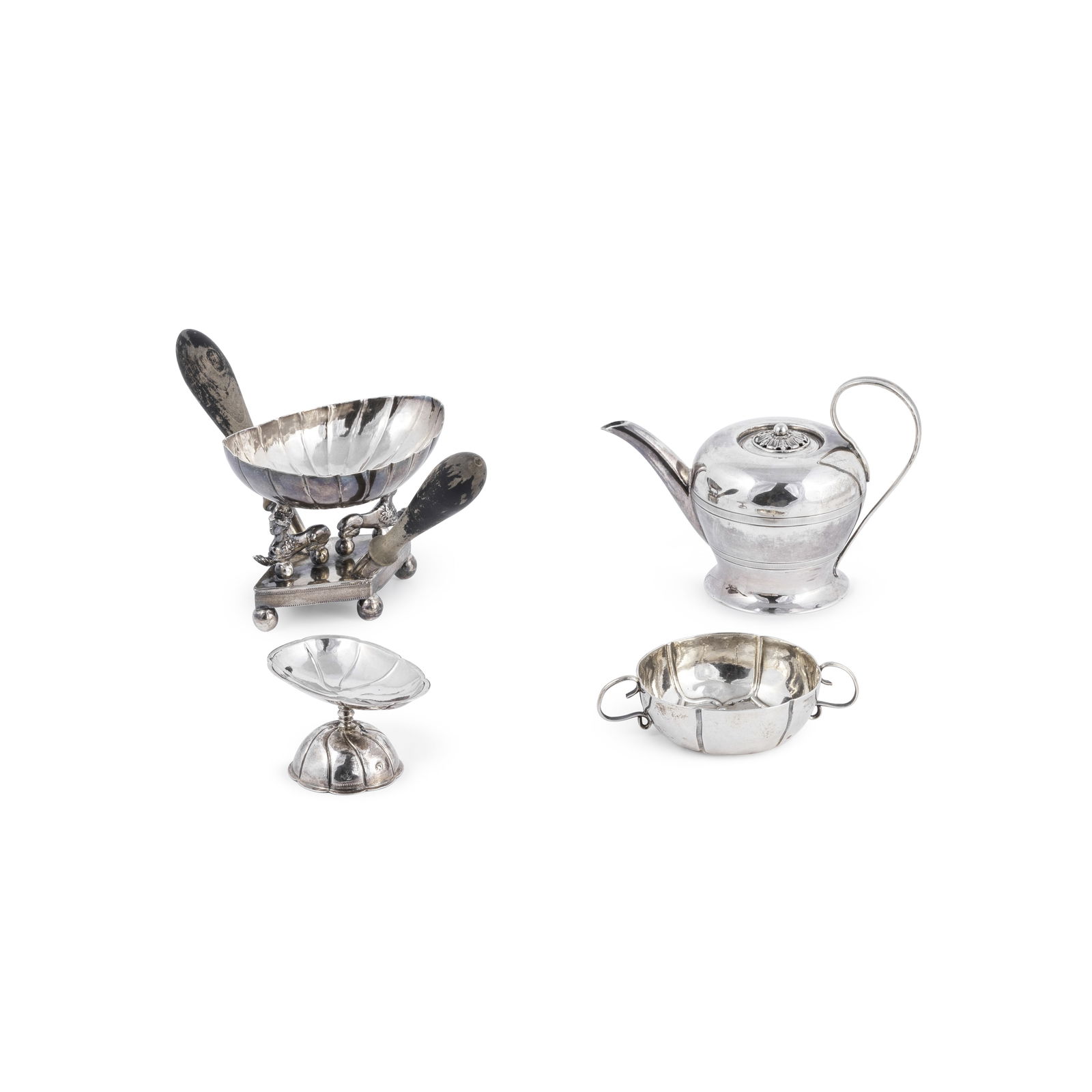 Ensemble d'objets en argent, XVIIIe siècle - XIXe siècleA group of small silver items,...: Ensemble d'objets en argent, XVIIIe siècle - XIXe siècle A group of small silver items, 18th century - 19th century Comprising an egg cup, marked 'GM' for Gabriel Mangold, Nuremberg, circa 1