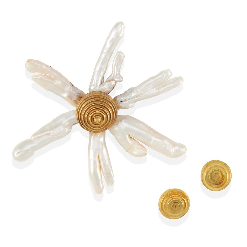 AN 18K GOLD AND CULTURED PEARL BROOCH AND A PAIR OF 18K GOLD EARRINGS (1 of 2)