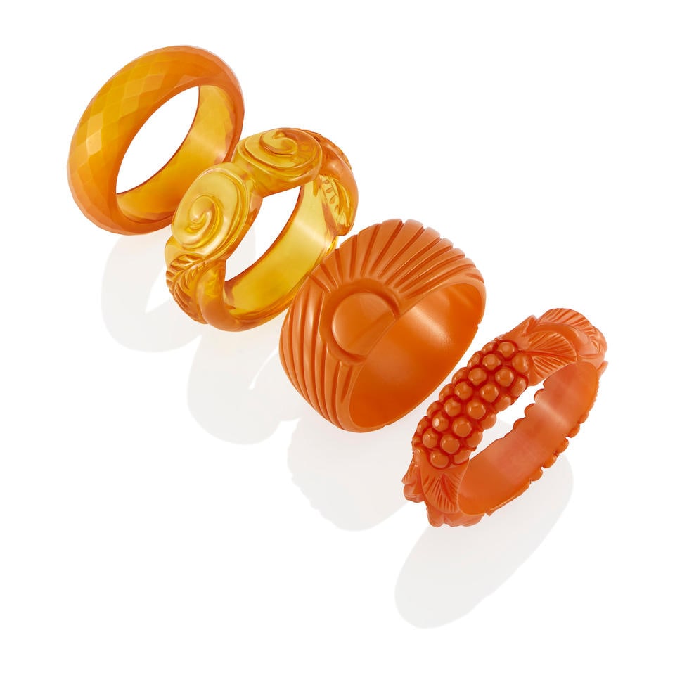 A GROUP OF CARVED BAKELITE BANGLE BRACELETS (1 of 2)