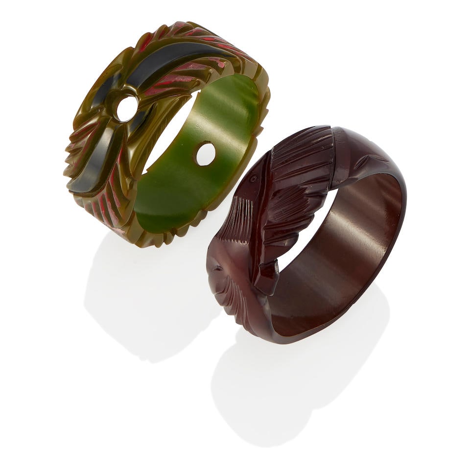 TWO CARVED BAKELITE BANGLE BRACELETS (1 of 2)