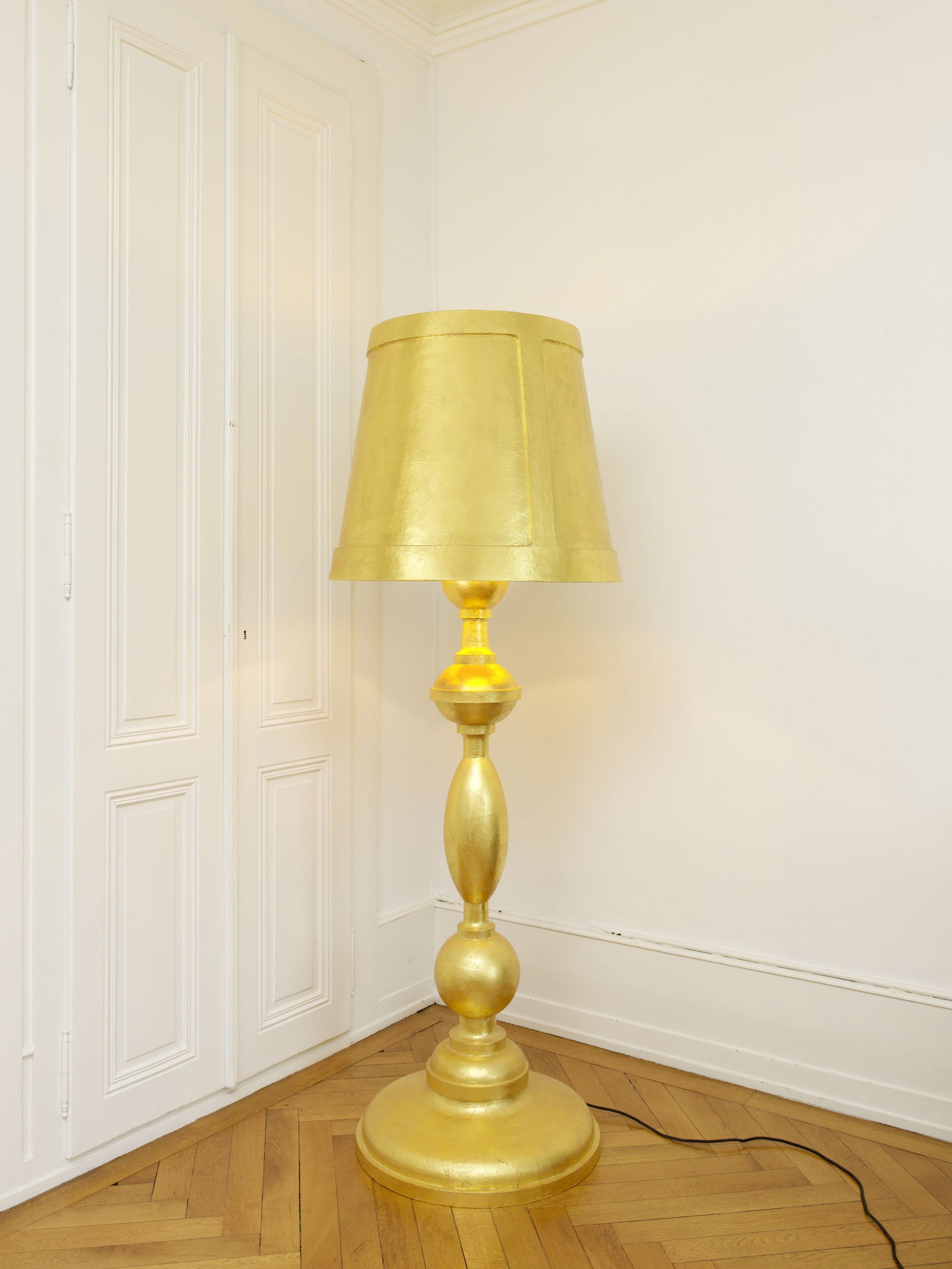 STUDIO JOB (FONDÉ EN 1998) Lampadaire mod. 'Gold'2009Pièce unique Signé, numé...: STUDIO JOB (FONDÉ EN 1998) Lampadaire mod. 'Gold' 2009 Pièce unique Signé, numéroté 1/1 Bois, carton, papier, feuille d'or 24 carats H: 195cm. (76 3/4in.); L: 70cm. (27 9/16in