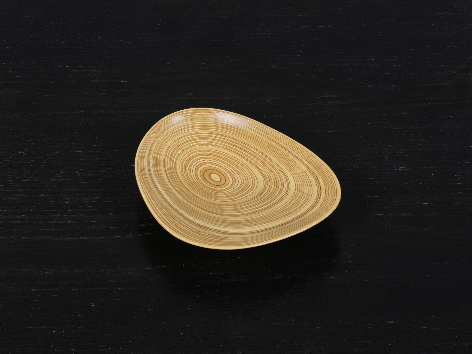 TAPIO WIRKKALA (1915-1985) Grande coupe 'Feuille'Création circa 1950MonogramméeNoyer, ... (1 of 1)