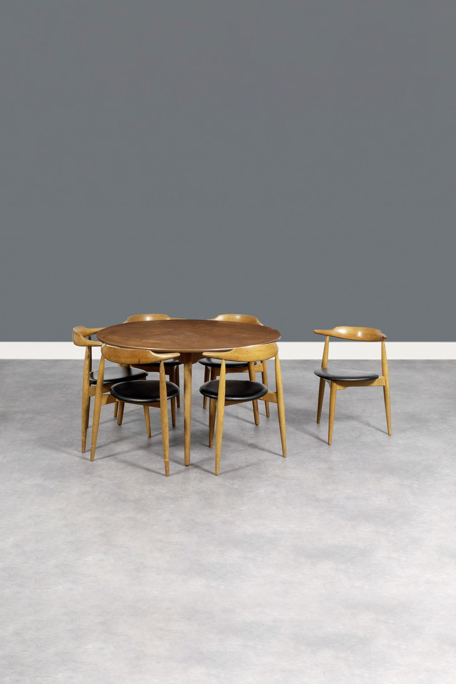 HANS J. WEGNER (1914-2007) Ensemble de six chaises mod. 'FH4103' dit 'Heart' et une table mod. '...: HANS J. WEGNER (1914-2007) Ensemble de six chaises mod. 'FH4103' dit 'Heart' et une table mod. 'FH4602' Création en 1952 Edition Fritz Hansen Etiquette de l'éditeur Chêne et similicuir