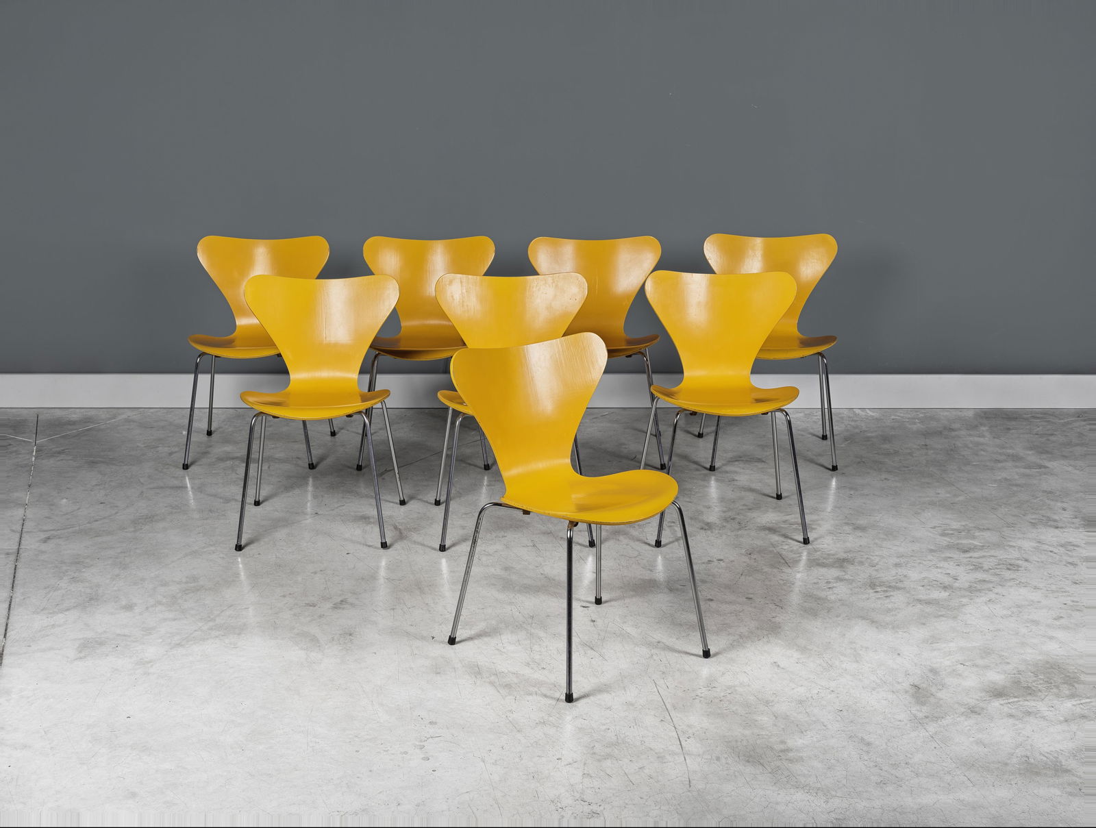 ARNE JACOBSEN (1902-1971) Ensemble de huit chaises mod. '3107'Création en 1955 un exemplair...: ARNE JACOBSEN (1902-1971) Ensemble de huit chaises mod. '3107' Création en 1955 un exemplaire de 1973, les sept autres de 1974 Edition Fritz Hansen Plaque de l'éditeur Contreplaqué pein