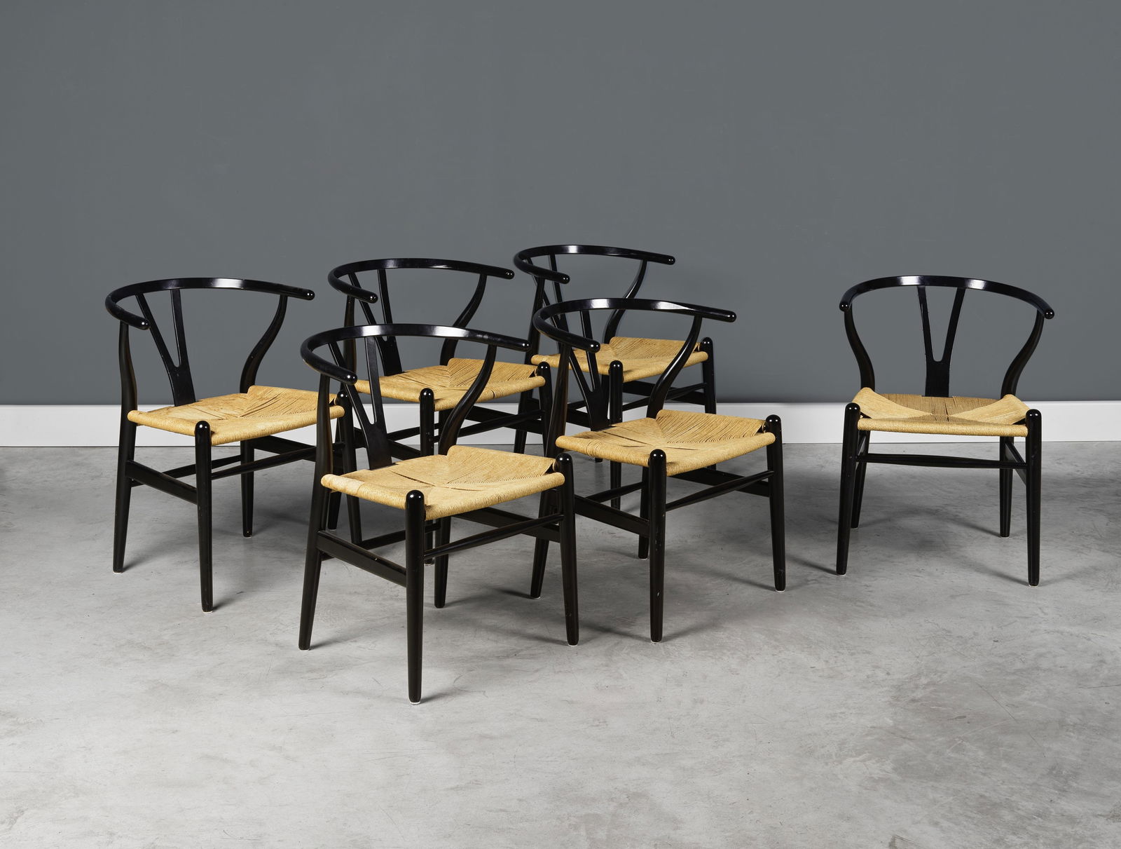 HANS J. WEGNER (1914-2007) Ensemble de six chaises mod. 'CH24' dit 'Wishbone'Création en 19...: HANS J. WEGNER (1914-2007) Ensemble de six chaises mod. 'CH24' dit 'Wishbone' Création en 1949, exemplaires circa 1955 Edition Carl Hansen & Son Bois peint, corde Etiquette de l'éditeur H: 7