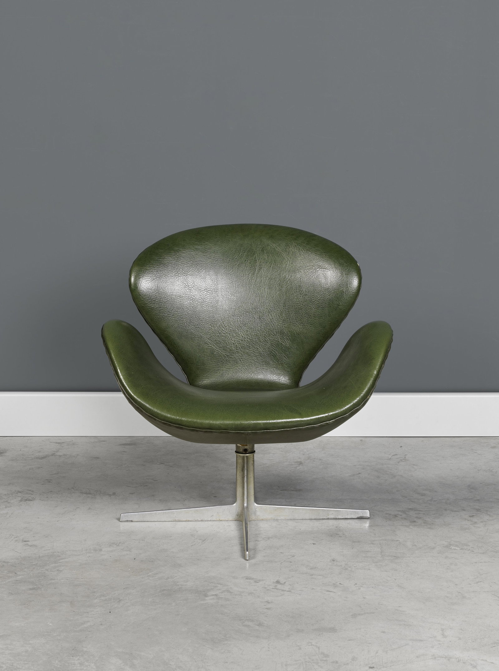 ARNE JACOBSEN (1902-1971) Fauteuil mod. 'FH3320' dit 'Swan'Création 1958Edition Fritz Hanse...: ARNE JACOBSEN (1902-1971) Fauteuil mod. 'FH3320' dit 'Swan' Création 1958 Edition Fritz Hansen Etiquette partielle de l'éditeur Fibre de verre moulée, vinyle et acier chromé H: 75c