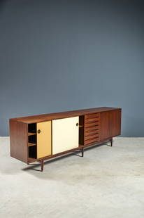 ARNE VODDER (1926-2009) Bahut mod. '29A' dit 'Credenza'Création en 1958-1959Edition Sibast ...: ARNE VODDER (1926-2009) Bahut mod. '29A' dit 'Credenza' Création en 1958-1959 Edition Sibast Furniture Estampille de l'éditeur Palissandre de Rio et bois peint H: 80cm.(31 1/2in.); L: 248cm.