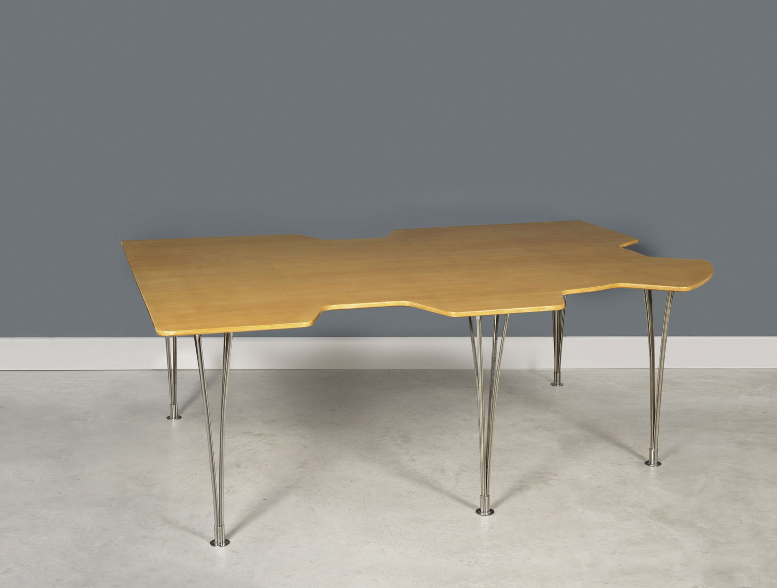 PIET HEIN (1905-1996) & BRUNO MATHSSON (1907-1988) Rare et important bureau exécutif asym&#...: PIET HEIN (1905-1996) & BRUNO MATHSSON (1907-1988) Rare et important bureau exécutif asymétrique Création circa 1970 Edition Mathsson International Etiquette de l'éditeur Hêtr