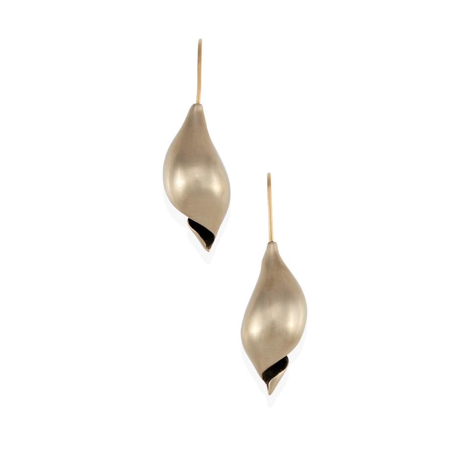A PAIR OF SILVER AND 14K GOLD SHELL EARRINGS, ATTRIBUTED TO TED MUEHLING (1 of 2)