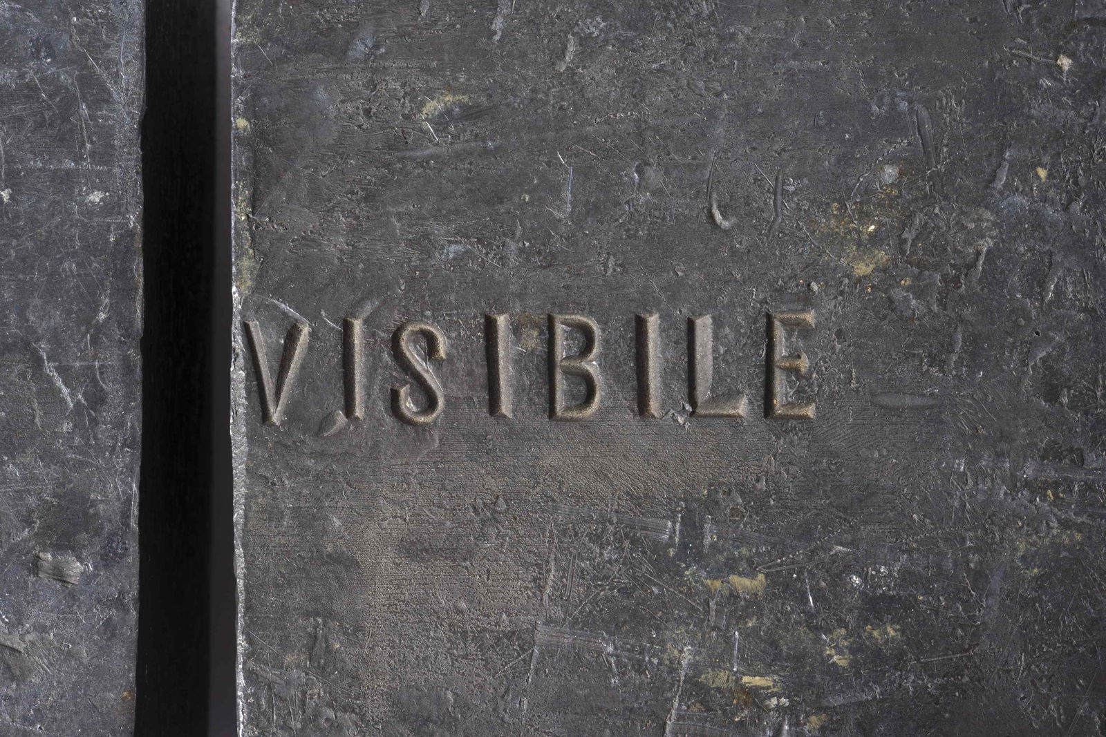 GIOVANNI ANSELMO (N. 1934) Invisibile (invisible): GIOVANNI ANSELMO (N. 1934) Invisibile (invisible) 1970-1973 Plomb avec inscription Exécutée en 1970-1973, cette œuvre est une des six versions uniques aux dimensions différentes Lo