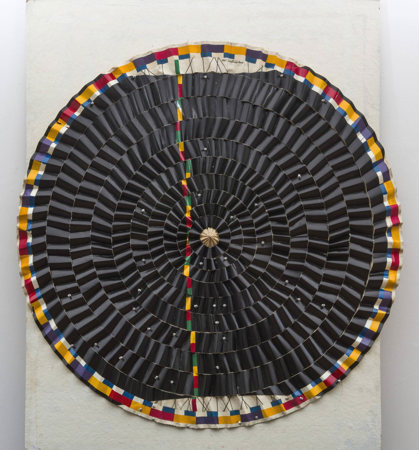 MIGUEL ANGEL RIOS (born 1943) Target: MIGUEL ANGEL RIOS (born 1943) Target 1993 Signé et daté en bas au milieu Cibachrome sur toile découpée et plissée Getekend en gedateerd middenonder Cibachroom op gesneden en g