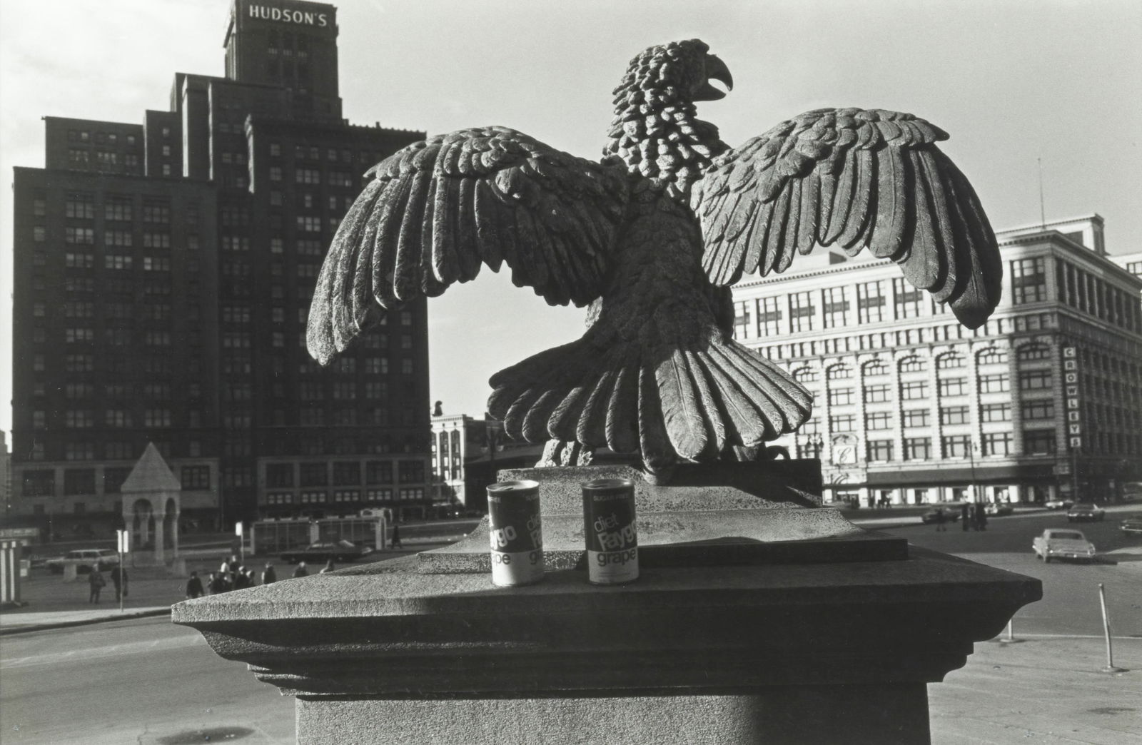 LEE FRIEDLANDER (born 1934) Detroit LF31723: LEE FRIEDLANDER (born 1934) Detroit LF31723 1972 Signé et daté au dos Cachet de l'artiste Tirage argentique Getekend en gedateerd op de achterkant Gestempeld door de kunstenaar Zilverdruk