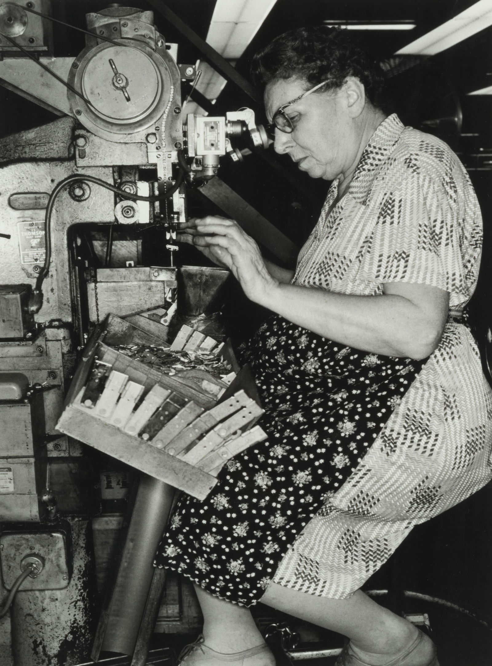 LEE FRIEDLANDER (born 1934) Akron, Ohio: LEE FRIEDLANDER (born 1934) Akron, Ohio 1980 Signé et titré au dos Cachet de l'artiste Tirage argentique Getekend en gedateerd op de achterkant Gestempeld door de kunstenaar Zilverdruk