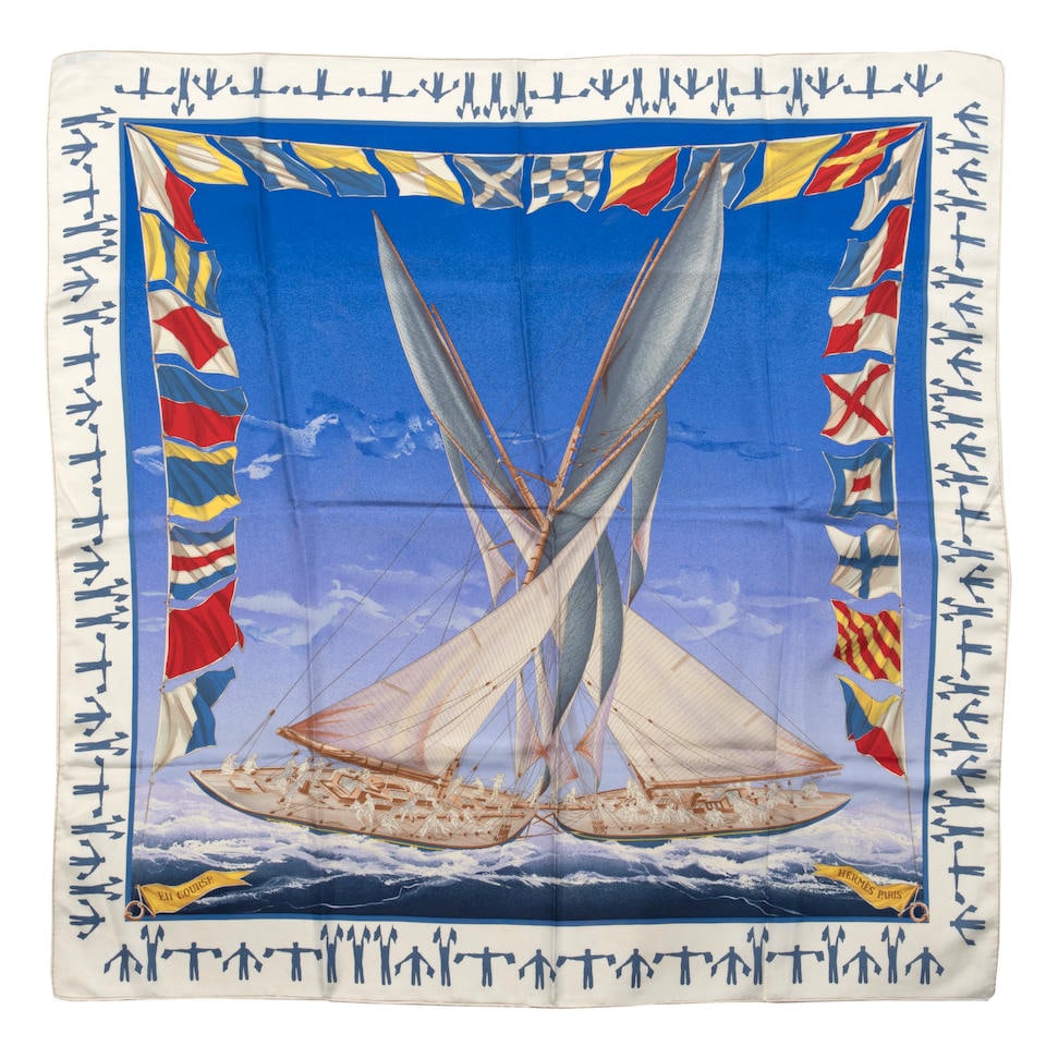 HERMES Paris, édité en 1989. Carré 'En course'. Dessinateur : Yannick Manier.: HERMES Paris, édité en 1989. Carré 'En course'. Dessinateur : Yannick Manier. En soie imprimée, fond bleu et marge blanche. Condition d'état : A+. 90 x 90cm Footnotes: HERMES