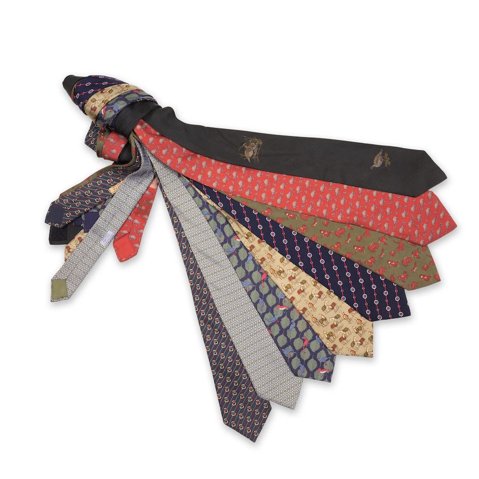 HERMES Paris. Lot de huit cravates.: HERMES Paris. Lot de huit cravates. En twill de soie imprimé et damassé (selon cravate) à motifs divers dans les tons de noir, beige, rouge, bleu marine et vert. 150x8,5 cm Footnotes: H