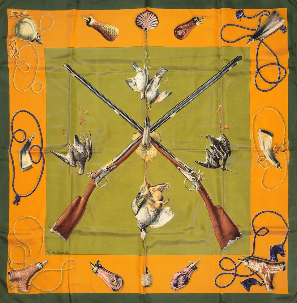 HERMES Paris, édité en 1961, réédité en 1961. Carré 'Les Fusils'. ...: HERMES Paris, édité en 1961, réédité en 1961. Carré 'Les Fusils'. Dessinateur : Henri de Linarès. En soie imprimée, fond vert et jaune moutarde, marge vert sapi