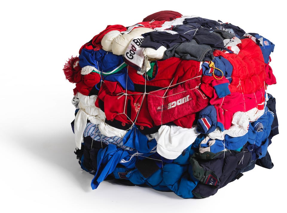 SHINIQUE SMITH (N. 1971) Bale Variant No 0008 (Flag) 2005: SHINIQUE SMITH (N. 1971) Bale Variant No 0008 (Flag) 2005 vêtements, ficelle et vis montés sur bois clothes, string and screws mounted on wood 74 x 86 x 74 cm. 29 1/8 x 33 7/8 x 29 1/8 in. R