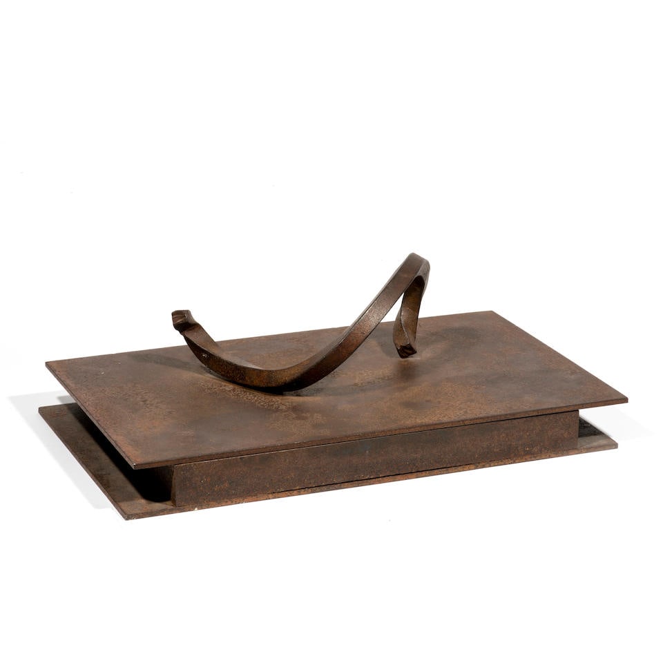 Bernar VENET (Né en 1941) NOIR, NOIR ET NOIR, 1990 Exemplaire de l'édition de têt...: Bernar VENET (Né en 1941) NOIR, NOIR ET NOIR, 1990 Exemplaire de l'édition de tête de l'ouvrage 'Noir noir et noir » contenant une œuvre/emboîtage en acier de Bernar Vene