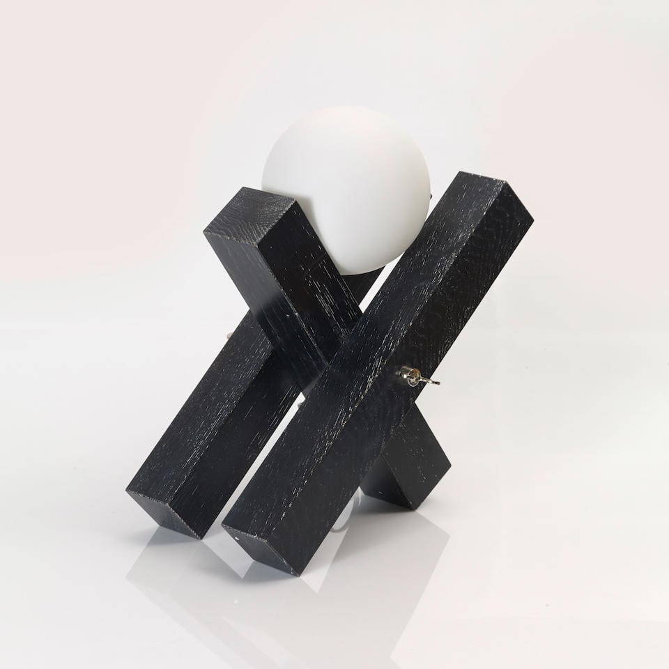 FRANCOIS ARNAL (1924-2012) Atelier A, 1992 Lampe en chêne massif verni noir cérusé...: FRANCOIS ARNAL (1924-2012) Atelier A, 1992 Lampe en chêne massif verni noir cérusé, structure en x accueillant un globe en verre blanc dépoli Signée et numérotée Edi