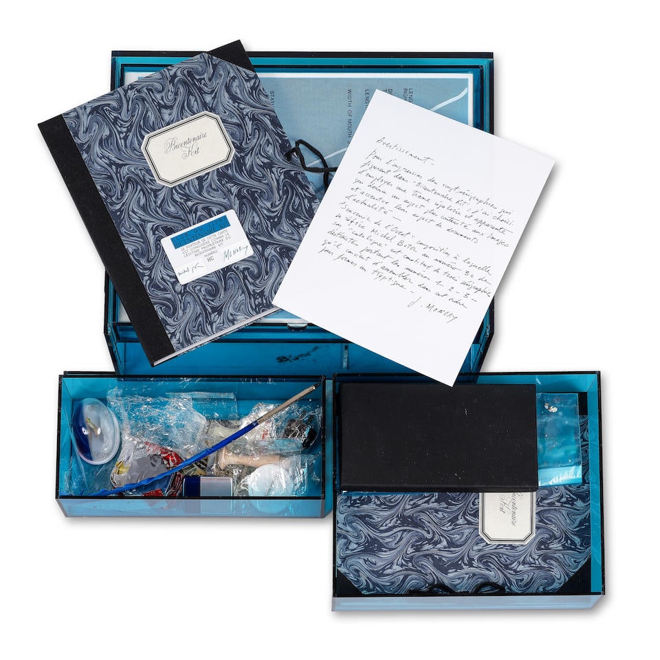 JACQUES MONORY (1924-2018) Bicentenaire Kit, 1976 Livre objet comprenant un ensemble de vingt li...: JACQUES MONORY (1924-2018) Bicentenaire Kit, 1976 Livre objet comprenant un ensemble de vingt lithographies en couleurs sur vélin, toutes signées ainsi qu'une série d'objets Signé