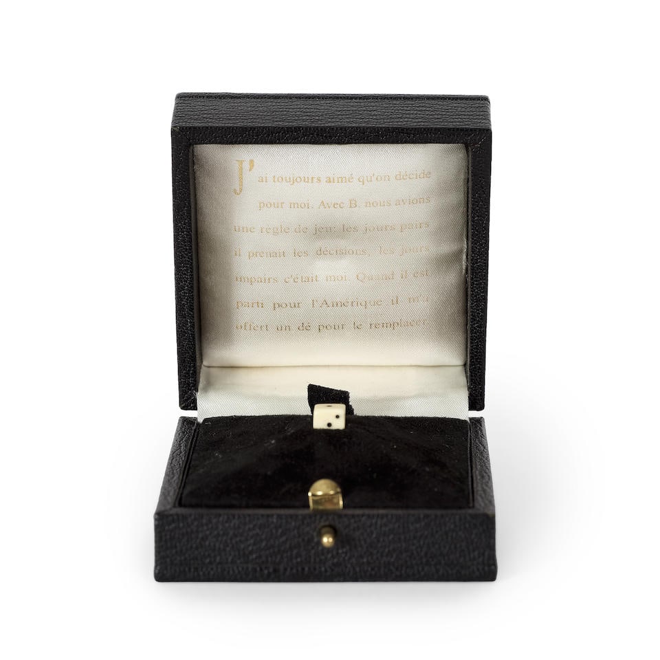 SOPHIE CALLE (NEE EN 1953) Le Dé, 1999 Dé présenté dans un boîtier en b...: SOPHIE CALLE (NEE EN 1953) Le Dé, 1999 Dé présenté dans un boîtier en bois et cuir et impression sur satin Boîtier numéroté 146/250 Edité par Item, Paris 7