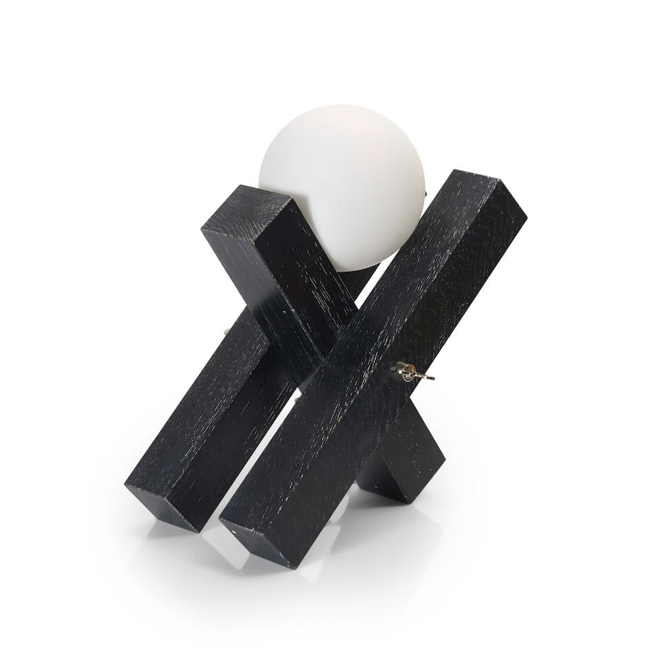 FRANCOIS ARNAL (1924-2012) Atelier A, 1992 Lampe en chêne massif verni noir cérusé...: FRANCOIS ARNAL (1924-2012) Atelier A, 1992 Lampe en chêne massif verni noir cérusé, structure en x accueillant un globe en verre blanc dépoli Signée et numérotée 226