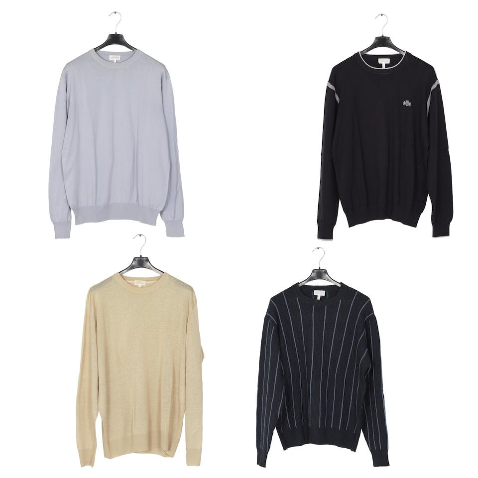 BRIONI. Lot de 4 hauts à manches longues.: BRIONI. Lot de 4 hauts à manches longues. Composé d'un haut en coton marine gansé blanc; d'un haut en coton bleu-ciel; d'un pull en cachemire rayé bleu; et d'un haut en lin beige.