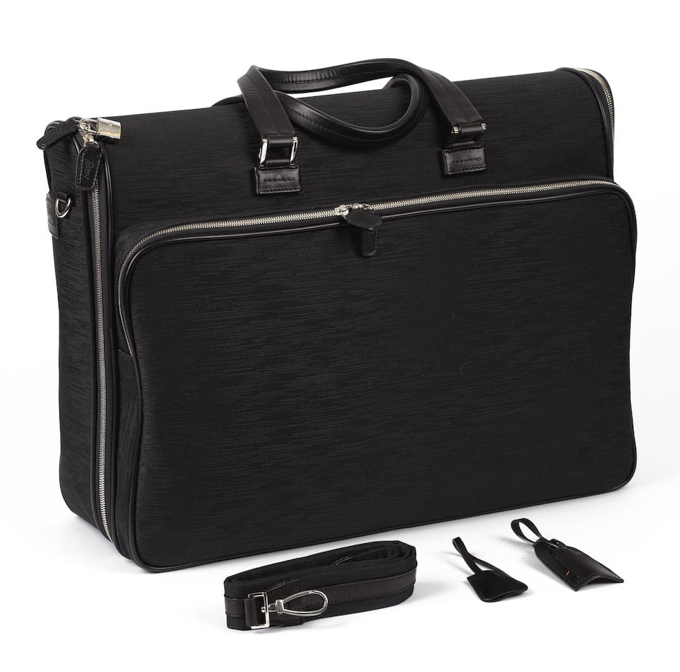 BRIONI. Porte-habits 2 cintres.: BRIONI. Porte-habits 2 cintres. En toile striée, siglée, double compartiment et poche au dos à fermetures zippées, double poignée, crochet. (légères usures aux angle