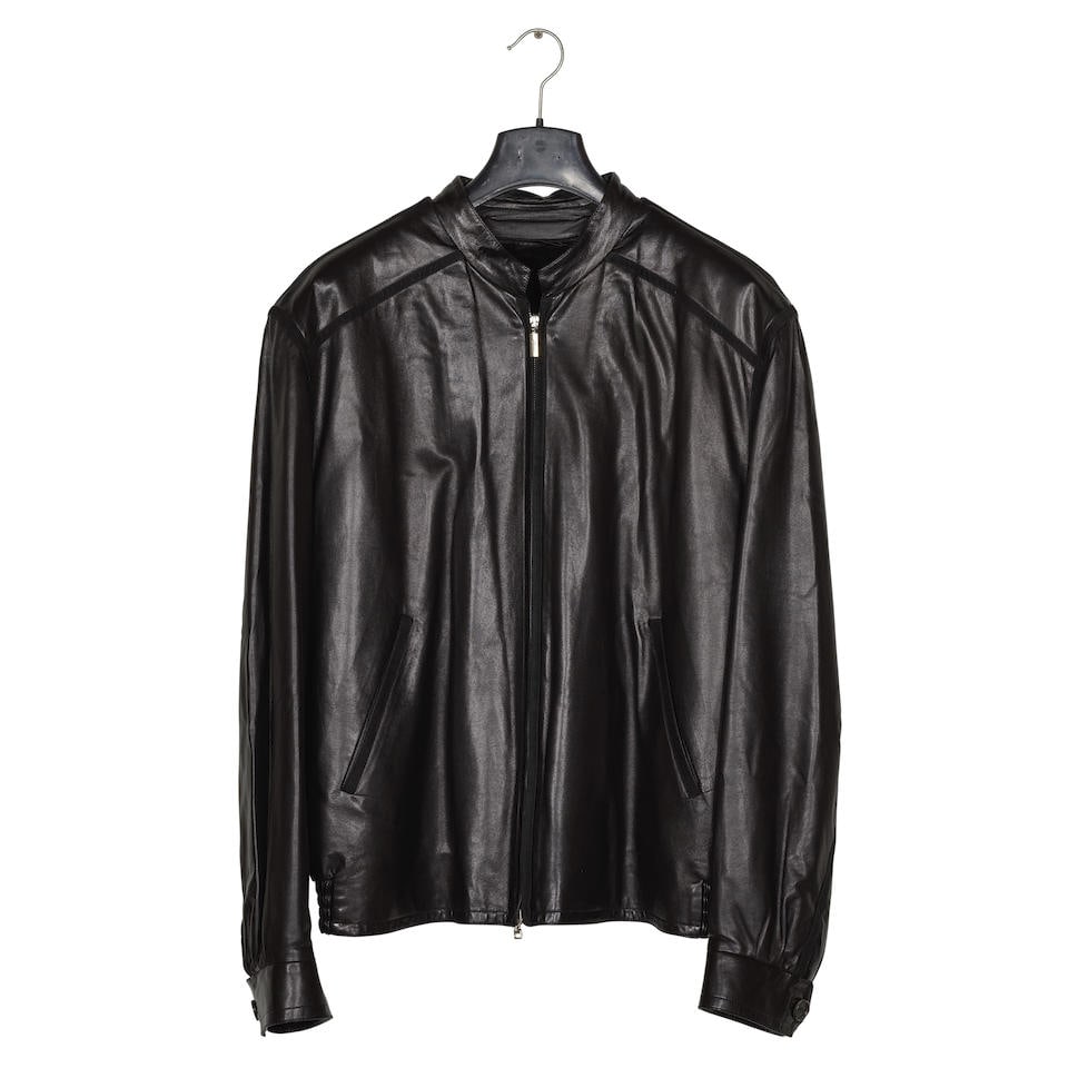BRIONI. Blouson zippé en cuir.: BRIONI. Blouson zippé en cuir. En cuir agneau noir doublé de fourrure à la couleur, gansé de daim, fermeture éclaire. Taille M. Condition d'état: A. Footnotes: BRIONI. Zi