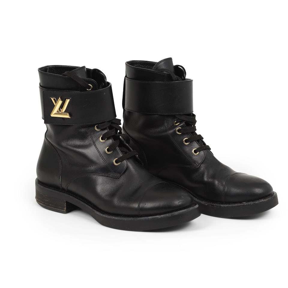 Louis VUITTON. Paire de bottes 'Ranger Wonderland'. (1 of 2)