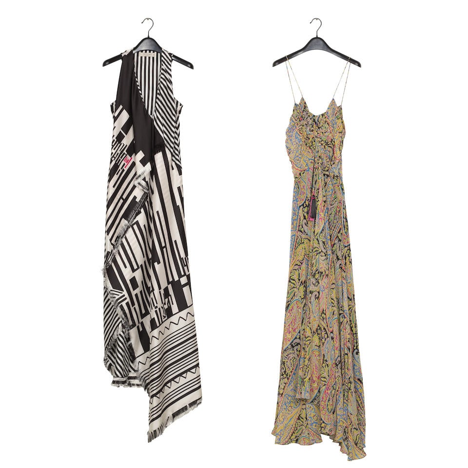 ETRO. Lot de 2 robes longues d'été.: ETRO. Lot de 2 robes longues d'été. L'une à bretelles en soie imprimée à motif multicolore; l'autre en soie à rayures noires, blanches, partiellement frangée. (manqu