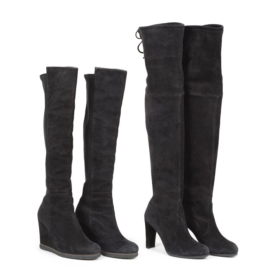 Stuart WEITZMAN. Lot de deux paires de cuissardes à talon.: Stuart WEITZMAN. Lot de deux paires de cuissardes à talon. Une paire en daim noir et empiècement stretch à talon compensé 10 cm; et une paire en daim noir à talons 9,5 cm. Tai