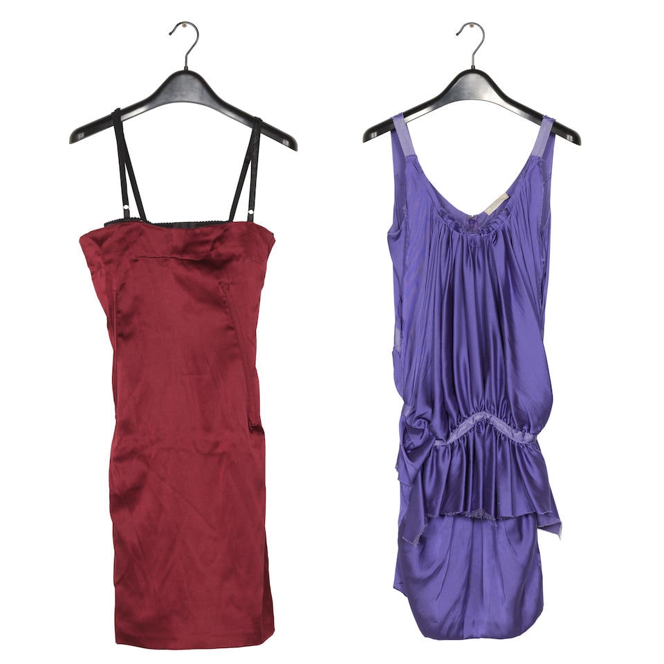 DOLCE & GABANNA et Nina RICCI. Lot de 2 robes.: DOLCE & GABANNA et Nina RICCI. Lot de 2 robes. L'une en soie satiné bordeaux à bustier dépassant noir; l'autre en crêpe de soie satiné violine plissée. Taille approximati
