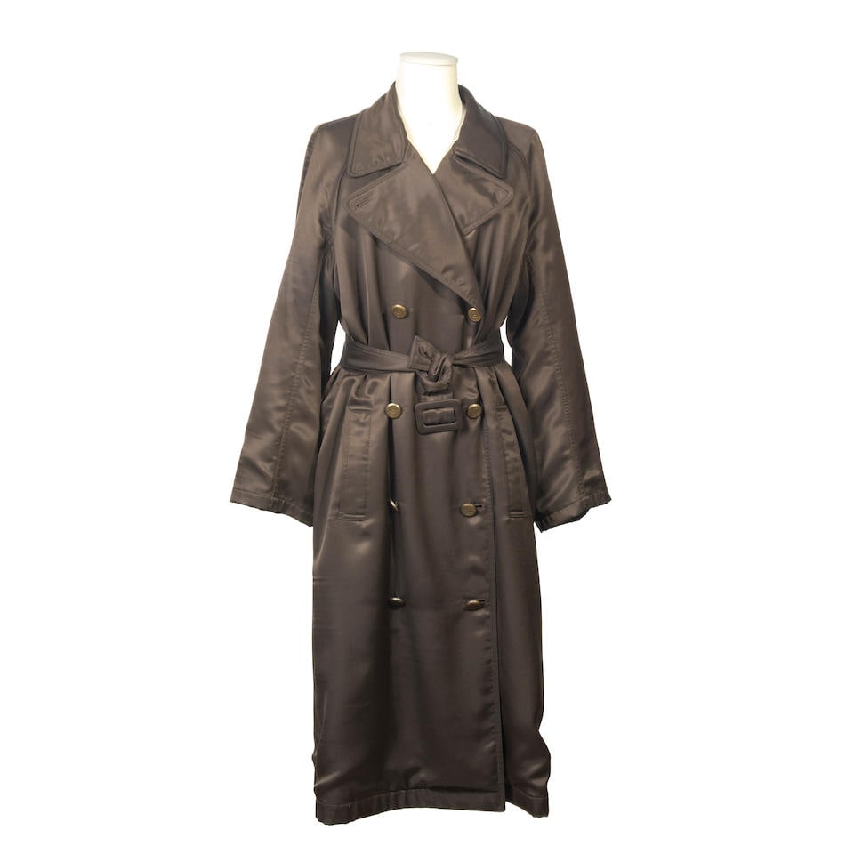 CHANEL, Collection Prêt à Porter, circa 2000 . Imperméable. Directeur artistique:...: CHANEL, Collection Prêt à Porter, circa 2000 . Imperméable. Directeur artistique: Karl Lagerfeld En polyamide marron, double boutonnage, boutons siglés, ceinture. Taille franç
