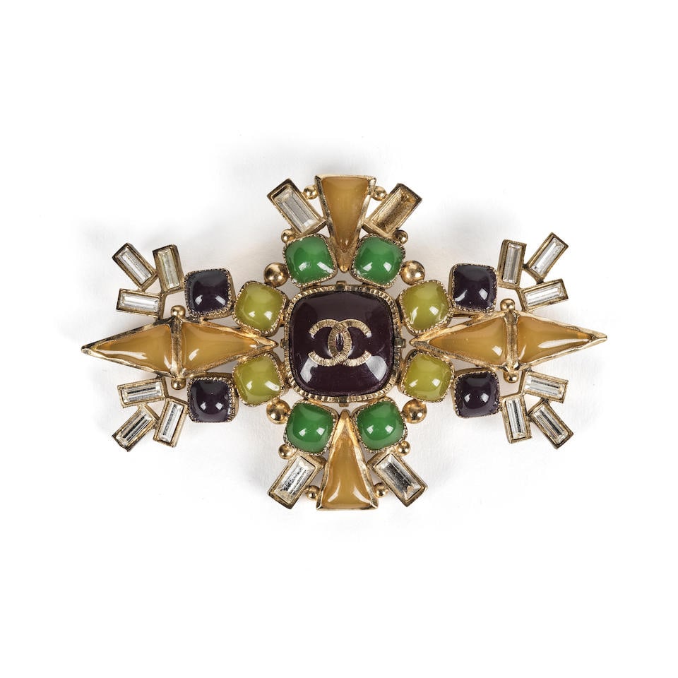 CHANEL, Collection Prêt à Porter Printemps/Eté 2009. Broche bijou. Directeur arti...: CHANEL, Collection Prêt à Porter Printemps/Eté 2009. Broche bijou. Directeur artistique : Karl Lagerfeld. En métal doré, cabochons en résine multicolore, strass. Sign