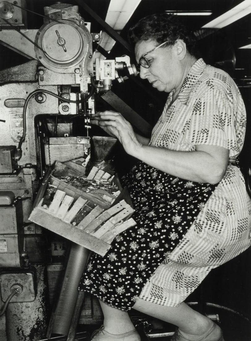 LEE FRIEDLANDER (born 1934) Akron, Ohio: LEE FRIEDLANDER (born 1934) Akron, Ohio 1980 Signé et titré au dos Cachet de l'artiste Tirage argentique Getekend en gedateerd op de achterkant Gestempeld door de kunstenaar Zilverdruk Sign