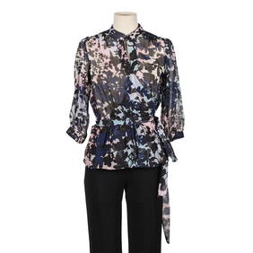 Diane Von Furstenberg, Max Mara et Cerruti. Ensemble compos&#233; d'une blouse, d'un pantalon et... (1 of 3)