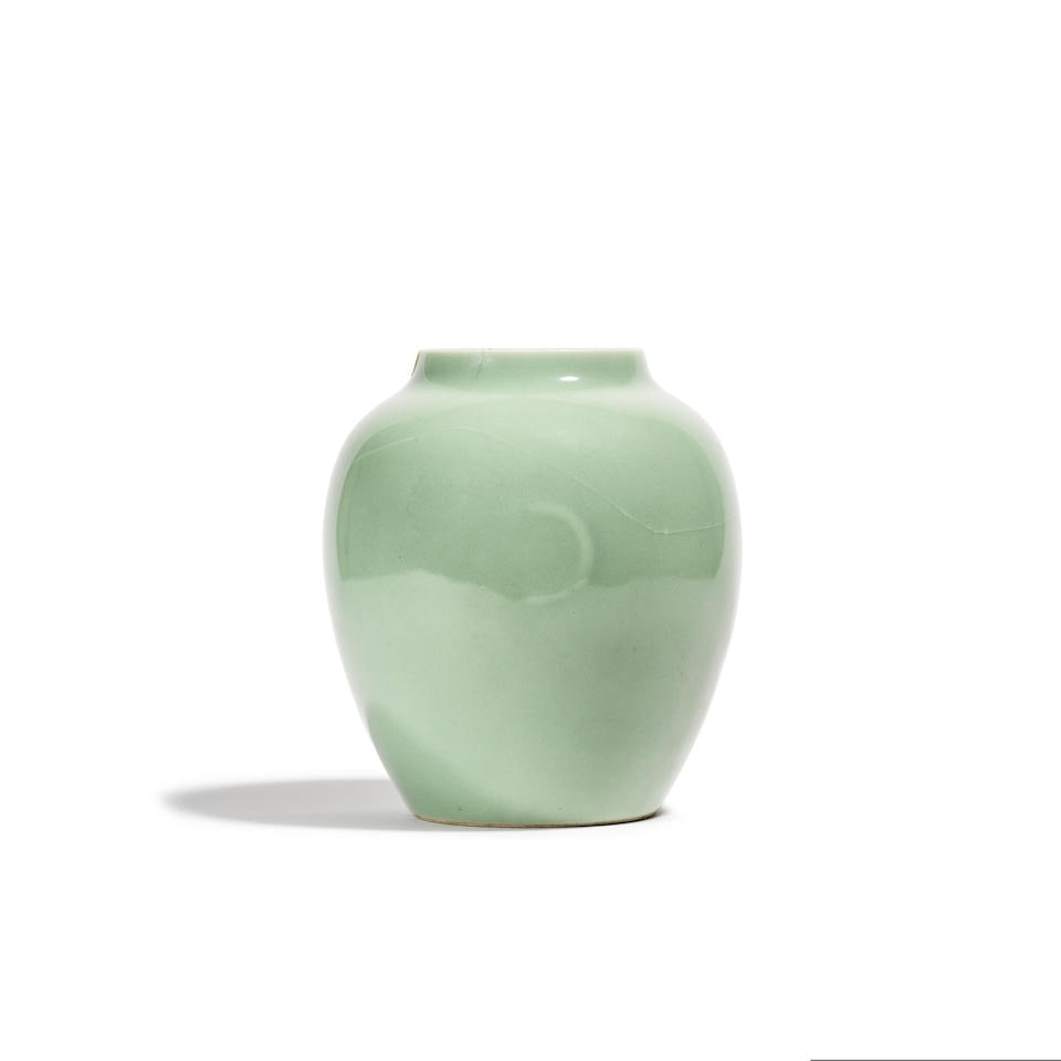 VASE EN PORCELAINE MONOCHROME À GLAÇURE CÉLADON Marque et époque Qianlong (1... (1 of 4)