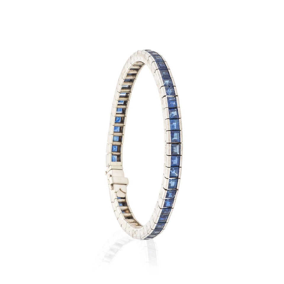 CARL BUCHERER: BRACELET 'LIGNE' SAPHIRS, CIRCA 1950: CARL BUCHERER: BRACELET 'LIGNE' SAPHIRS, CIRCA 1950 Composé d'une succession de maillons articulés sertis de saphirs calibrés, signé CB, poinçon français d'import pour l'