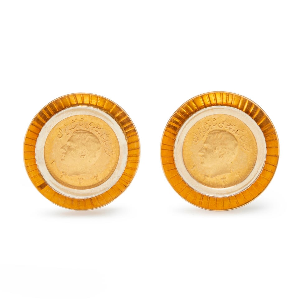 A PAIR OF GOLD CUFF LINKS (1 of 2)