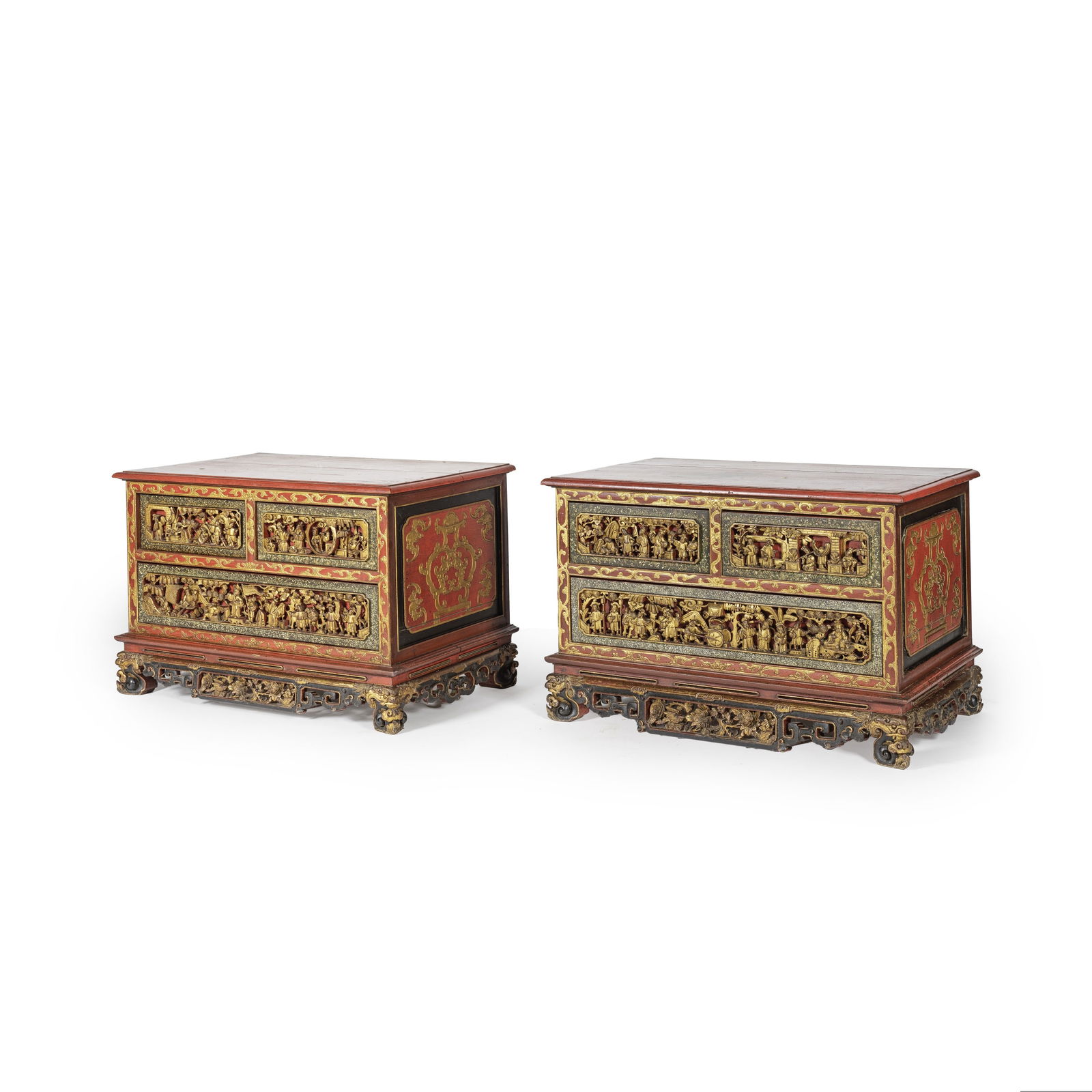 Paire de commodes basses composéEs de panneaux chinois en bois doré: Paire de commodes basses composéEs de panneaux chinois en bois doré De forme rectangulaire ouvrant à trois tiroirs en bois laqué rouge et or. H. 58 cm - L. 86 cm - P. 54 cm A pair